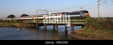 Abellio größere Anglia 90011 überfahren Manningtree Viadukt, Grafschaft Essex, England. Stockfoto