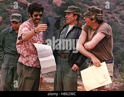 M.A.S.H., (M.A.S.H.) USA 1969, Regie: Robert Altman, ELLIOTT GOULD (2.vl), DONALD SUTHERLAND (Re), Stichwort: Militär, Soldat, Uniform, Röntgenbild Stockfoto