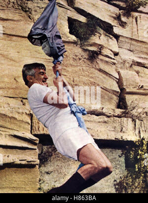 Balduin, der Sonntagsfahrer, (SUR UN ARBRE PERCHE) F 1970, Regie: Serge Korber, LOUIS DE FUNES, Stichwort: Abseilen, Klettern Stockfoto
