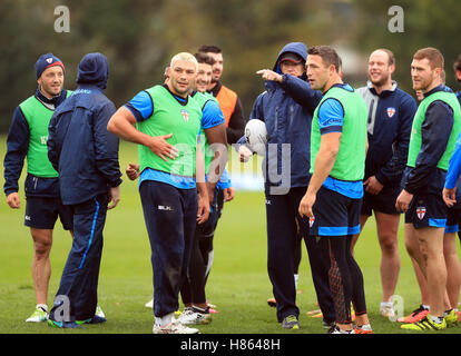 Englands Trainer Wayne Bennett leitet seine Spieler während einer Trainingseinheit am Eltham College in London. Stockfoto