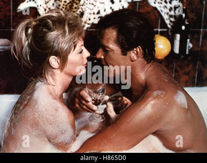 Gold, (GOLD) GB 1974, Regie: SUSANNAH YORK, ROGER MOORE, Hunt, Stichwort: jazzten, Schaumbad, Paar Stockfoto