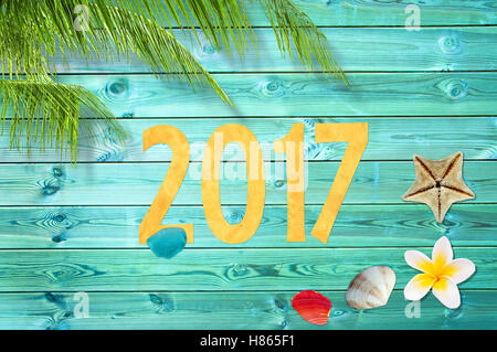 Papierschnitt 2017, tropischen Urlaub Hintergrund mit Palme und Muscheln Stockfoto