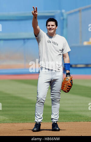 DAVID BOREANAZ HOLLYWOOD Sterne BASEBALL Spiel DODGER STADIUM LOS ANGELES USA 9. August 2002 Stockfoto