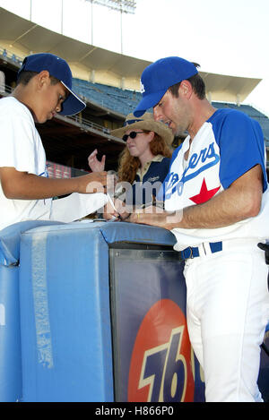 DAVID ARQUETTE HOLLYWOOD Sterne BASEBALL Spiel DODGER STADIUM LOS ANGELES USA 9. August 2002 Stockfoto