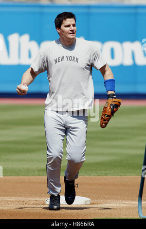 DAVID BOREANAZ HOLLYWOOD Sterne BASEBALL Spiel DODGER STADIUM LOS ANGELES USA 9. August 2002 Stockfoto