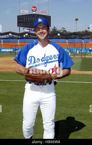 DAVID ARQUETTE HOLLYWOOD Sterne BASEBALL Spiel DODGER STADIUM LOS ANGELES USA 9. August 2002 Stockfoto