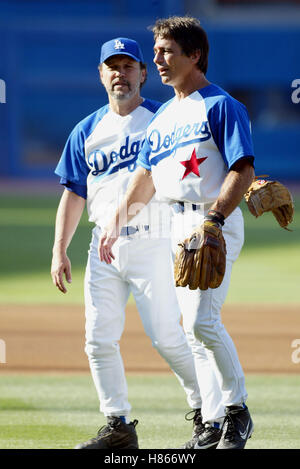 BILLY CRYSTAL & TONY DANZA HOLLYWOODSTARS BASEBALL Spiel DODGER STADIUM LOS ANGELES USA 9. August 2002 Stockfoto