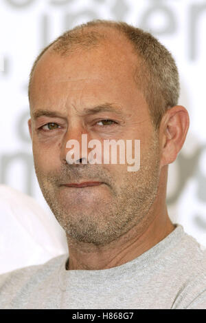 KEITH ALLEN Bären Kuss PHOTOCALL Venedig FILM FESTIVAL Venedig Italien 2. September 2002 Stockfoto