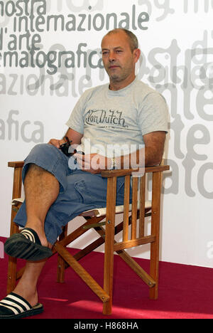 KEITH ALLEN Bären Kuss PHOTOCALL Venedig FILM FESTIVAL Venedig Italien 2. September 2002 Stockfoto