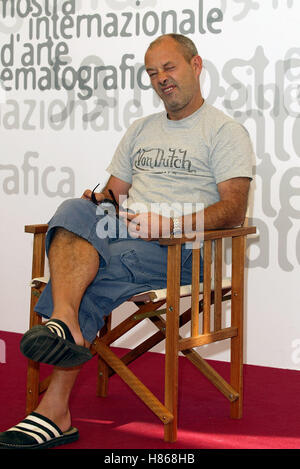 KEITH ALLEN Bären Kuss PHOTOCALL Venedig FILM FESTIVAL Venedig Italien 2. September 2002 Stockfoto