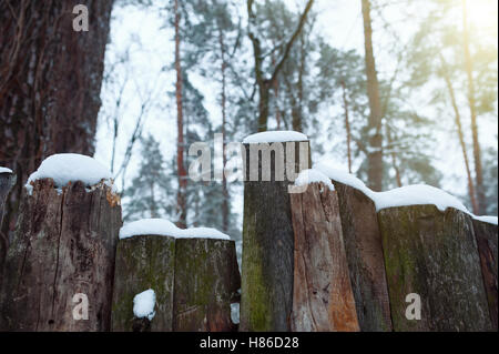 Verschneite rustikalen Zaun auf dem Lande. Der Schnee glitzert in der Sonne. Stockfoto