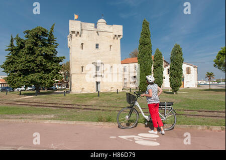 Tour Saint-Louis (18. Jh.) ist das älteste Gebäude von Port Saint Louis du Rhône in Provence, Frankreich & Heimat der Tourist-Info. Stockfoto