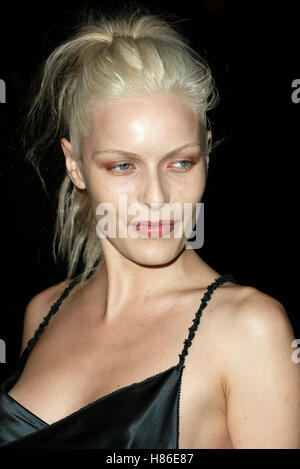 RIE RASMUSSEN FEMME FATALE FILM PREMIERE HOLLYWOOD LA USA 4. November 2002 Stockfoto