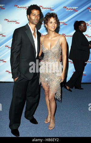 HALLE BERRY & ERIC BENET sterben ein weiterer Tag LA PREMIERE SHRINE AUDITORIUM LOS ANGELES USA 11. November 2002 Stockfoto