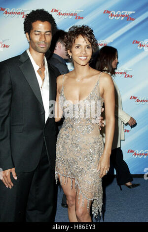 HALLE BERRY & ERIC BENET sterben ein weiterer Tag LA PREMIERE SHRINE AUDITORIUM LOS ANGELES USA 11. November 2002 Stockfoto