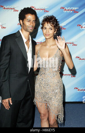 HALLE BERRY & ERIC BENET sterben ein weiterer Tag LA PREMIERE SHRINE AUDITORIUM LOS ANGELES USA 11. November 2002 Stockfoto