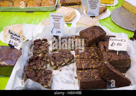 Brownies auf Anzeige am Bauernmarkt Stockfoto