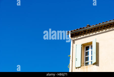 Typisch Französisch shuttered Fenster im Gebäude im Dorf Grimaud, Var-Frankreich. Stockfoto