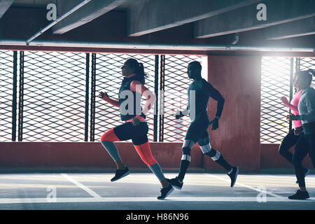 Seitenansicht der jungen Athleten trainieren vor großen Fenstern. Exemplar Stockfoto
