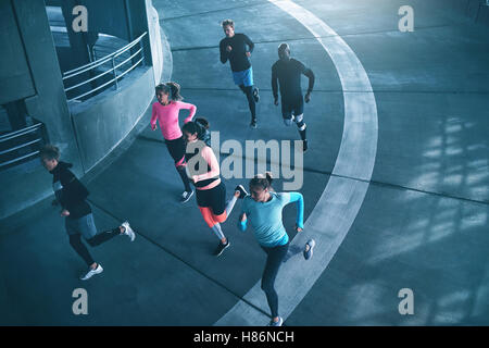 Von oben Blick auf mehrere Athleten üben drinnen. Exemplar Stockfoto