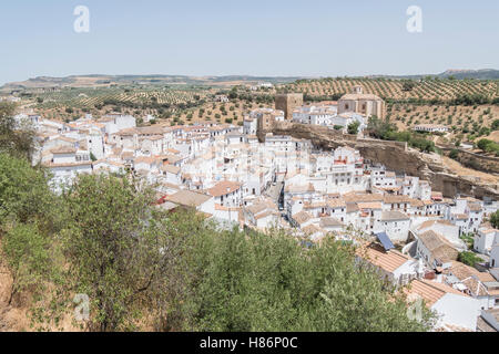 Setenil de Las Bodegas, Cadiz, Spanien. Straße mit Häusern in Fels gebaut Überhänge über Rio Trejo. Stockfoto