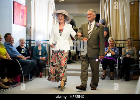 Freiwillige Modelle zeigen Kleidung bei einer Charity-Laufsteg Modenschau findet für HAVAV, ein Hospiz zu Hause zu erhöhen Freiwilligendienste für die örtliche Gemeinschaft von Aberystwyth und North Ceredigion. Stockfoto