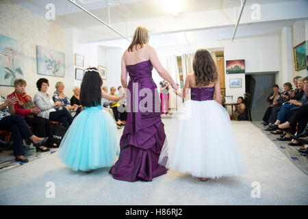 Freiwillige Modelle zeigen Hochzeitskleider bei einer Charity-Laufsteg Modenschau findet für HAVAV, ein Hospiz zu Hause zu erhöhen Freiwilligendienste für die örtliche Gemeinschaft von Aberystwyth und North Ceredigion. Stockfoto