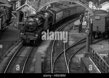 Schwarz 5 45428 (als 45344) und B1 61264 in Goathland auf der North Yorkshire Moors Railway.Welsh Dampf-Gala. Stockfoto