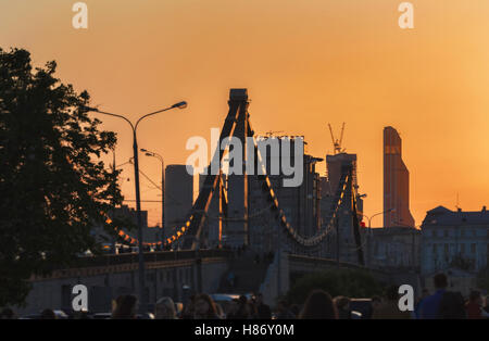 Moscoq, Russland - 17. Mai 2014: Krim historische Brücke in Moskau bei Sonnenuntergang im Frühling Stockfoto