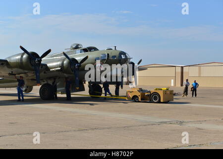 Boeing B-17 fliegende Festung... Thunderbird. Die originellsten fliegenden Festung in der Welt behalten ihre volle Kriegszeit Armaturen. Stockfoto