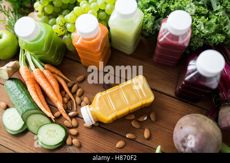 Flaschen mit verschiedenen Frucht- und Gemüsesäfte Stockfoto