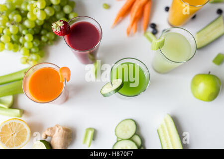 Gläser mit verschiedenen Frucht- oder Gemüsesäfte Stockfoto