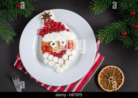 Santa Pfannkuchen für Kinder Weihnachtsfrühstück! Kreative lustig Essen für Kinderurlaub Stockfoto