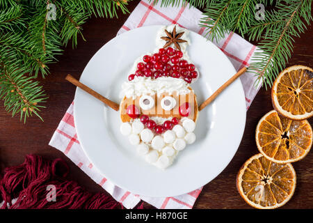 Santa Pfannkuchen für Kinder Weihnachtsfrühstück! Kreative lustig Essen für Kinderurlaub Stockfoto