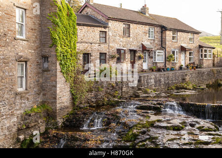 Fluss, der durch Kleinstadt North Yorkshire Stockfoto