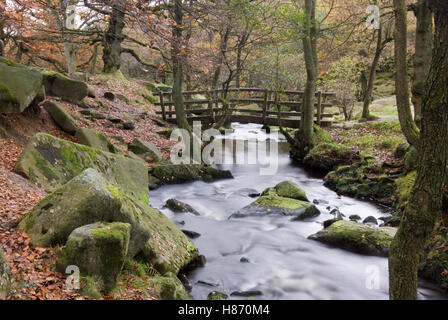 LONGSHAW Estate Fußgängerbrücke über Burbage Brook als es beginnt der Abstieg hinunter Padley Schlucht, Peak District, Derbyshire, UK Stockfoto