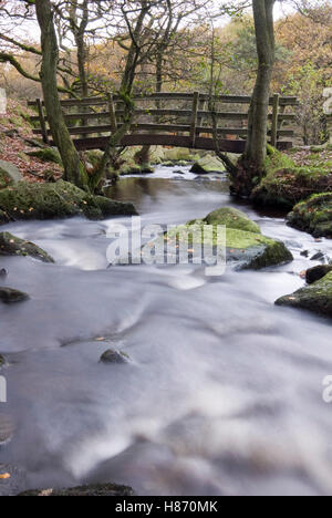 LONGSHAW Estate Fußgängerbrücke über Burbage Brook als es beginnt der Abstieg hinunter Padley Schlucht, Peak District, Derbyshire, UK Stockfoto