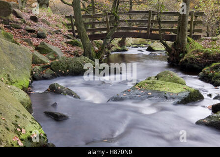 LONGSHAW Estate Fußgängerbrücke über Burbage Brook als es beginnt der Abstieg hinunter Padley Schlucht, Peak District, Derbyshire, UK Stockfoto