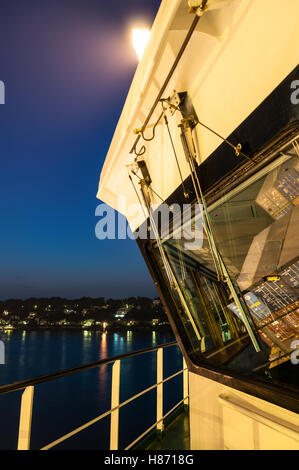 An Bord eines großen Containerschiffes bei Nacht Stockfoto