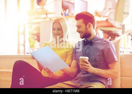 Büroangestellte mit Ordner und Kaffee Stockfoto