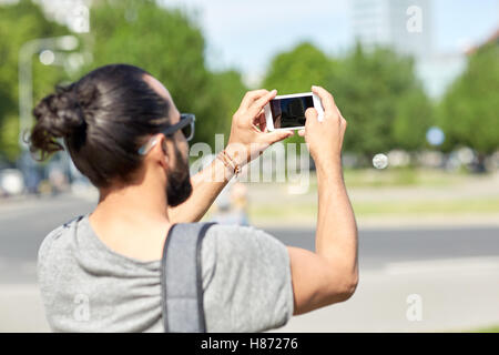 Hipster Mann unter Bild auf smartphone Stockfoto