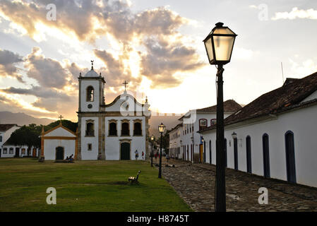 Kirche "Santa Rita de Cássia" in Paraty, Rio De Janeiro, in der Dämmerung. Stockfoto