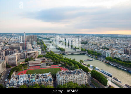 Luftaufnahme über Paris und Abend-Fluss, Frankreich mit bewölktem Himmel auf Hintergrund Stockfoto