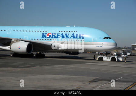 Passagierjet A380 am Flughafen JFK New York USA Koreanisch Jet nähert sich den Stand mit einem Ruck in Anwesenheit Stockfoto