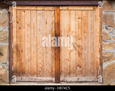 Holztor in Steinmauer, flachen Hintergrund Fototexturen gesperrt Stockfoto