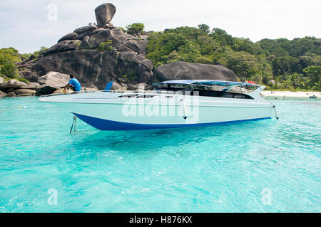 Wunderschöne Landschaft auf das Meer Küste, tropischen und High-Speed-Boot auf Similan Island, konzentrierte sich auf dem Boot Stockfoto