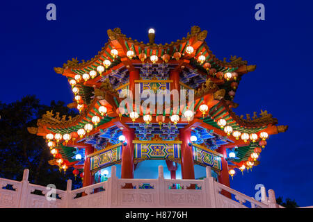 Abenddämmerung Blick auf Thean Hou Tempel beleuchtet für das Mid-Autumn Festival in Kuala Lumpur, Malaysia. Stockfoto