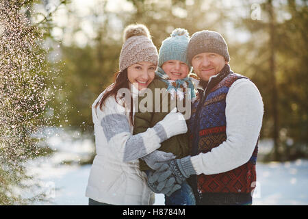 Sehr nette Familie im verschneiten park Stockfoto