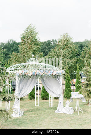 Mit Pastell Blumen geschmückten Traualtar steht außerhalb Stockfoto