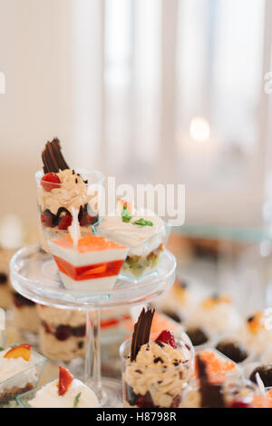 Geschmackvolle Desserts, die Früchte und Schokolade stehen auf müde d Stockfoto